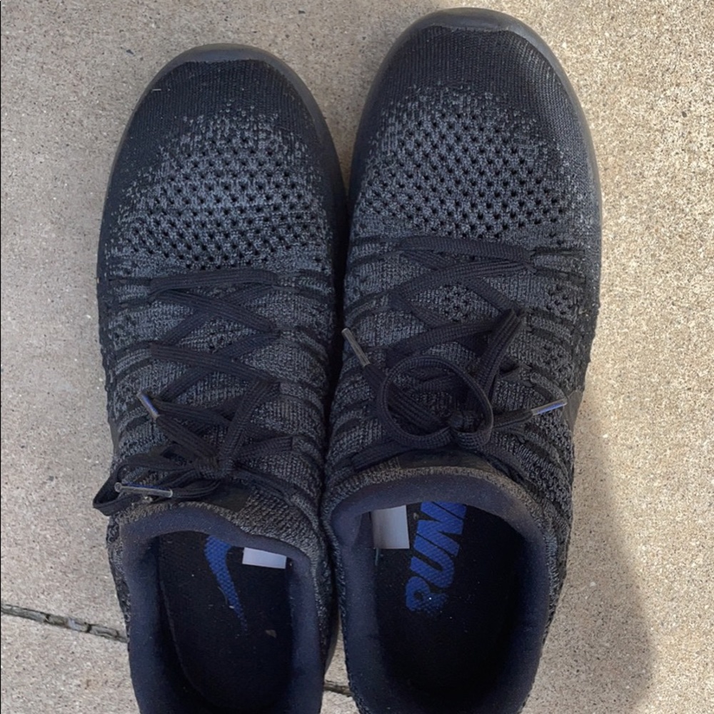 Black Nike Tennis Shoes